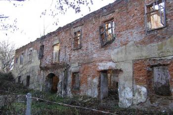 Severní křídlo zámku s druhým průjezdem ( © Jan P. Štěpánek 12/2007)