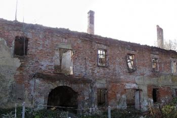 Severní křídlo zámku s druhým průjezdem ( © Jan P. Štěpánek 12/2007)