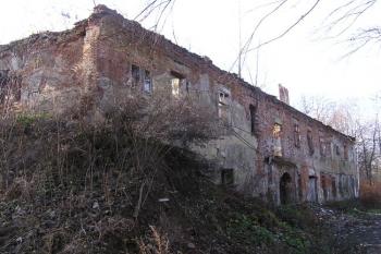 pohled od silnice na severní křídlo zámku s druhým průjezdem ( © Jan P. Štěpánek 12/2007)