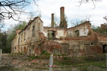 Jižní, nejzachovalejší fronta zámku s průjezdem do nádvoří ( © Miroslav BITTER 12/2007)