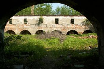 Pohled z průjezdu na nádvorní fasádu severního křídla ( © Miroslav BITTER 07/2007)