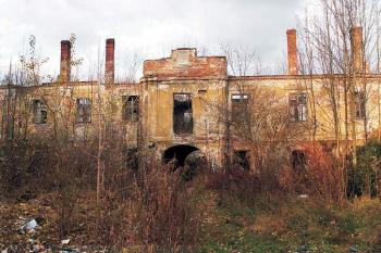 Celkový pohled na jižní, nejzachovalejší frontu zámku s průjezdem do nádvoří ( © Miroslav BITTER 04/2007)