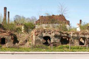 Celkový pohled z Frýdecké ulice na ruiny zámku ( © Miroslav BITTER 07/2007)