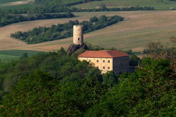 Zámek Skalka s opukovou věží hradu od Sutomi ( © Radovan Smokoň 05/2007)