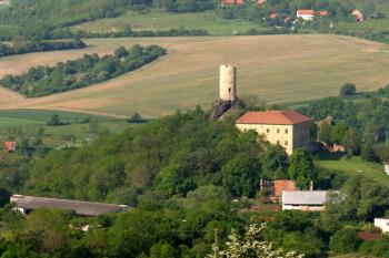 Zámek Skalka s opukovou věží hradu od Sutomi ( © Radovan Smokoň 05/2007)