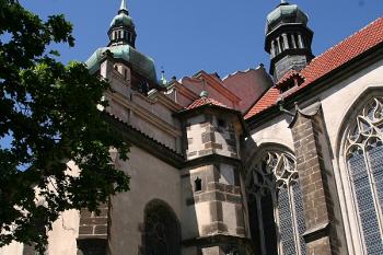 Jižní kout trojlodí a presbytáře se schodišťovou vížkou ( © Ivan Grisa 05/2009)