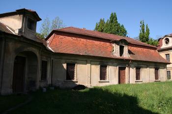 Západní hospodářská budova z nádvoří ( © Ivan Grisa 05/2009)