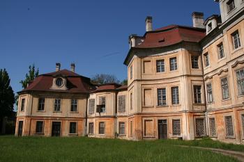 Kaple, spojovací křídlo a hlavní budova od východu ( © Ivan Grisa 05/2009)