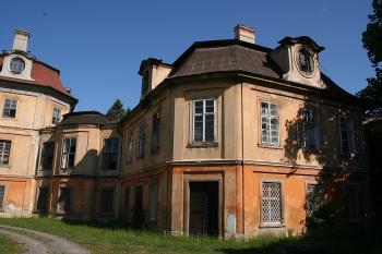 Východní pavilon u zámku a spojovací chodba s částí hlavní budovy ( © Ivan Grisa 05/2009)