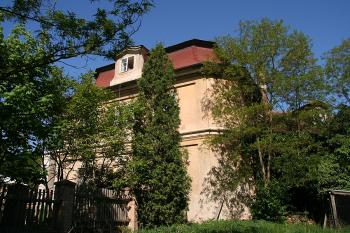 Východní vstupní pavilon od jihu ( © Ivan Grisa 05/2009)