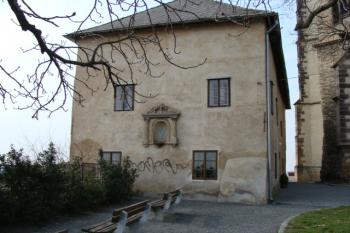 pohled z parčíku ta kostelem (© Tomáš Hobzík, 03/2011)