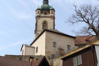 pohled z cesty stoupající k zámku (© Tomáš Hobzík, 03/2011)