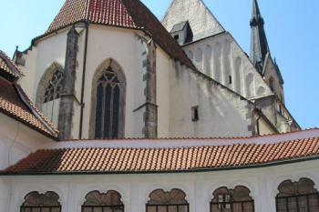 pohled na závět kostela z vedlejšího dvora (© de.ardoise 07/2006)