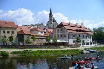 Český Krumlov - kostel sv. Víta s vodáky na Vltavě (© Pavel Jarý,  04.08.2007)