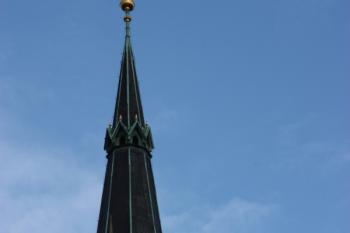 Horní část věže od západu ( © Ivan Grisa 05/2010)