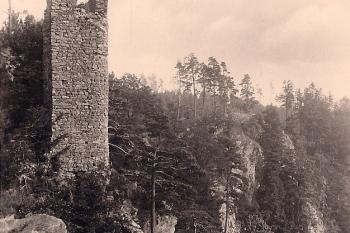 Pohlednice z roku 1946 na zříceniny hradu Oheb. (© anon.)