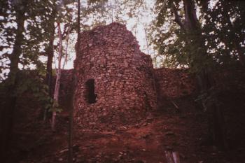 Zřícenina hradu Oheb (© Vlastislav Mareček, 07/1989)