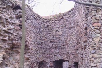 Střední otevřená bašta se třemi dělostřeleckými střílnami, patrně klíčového tvaru (© Jan Večeřa, 03/2015)