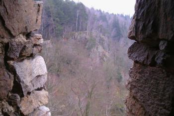 Průhled hlubokou střílnou již. bašty, je vidět, že cíleně mířila na skalnatý útvar v sousedství (© Jan Večeřa, 03/2015)