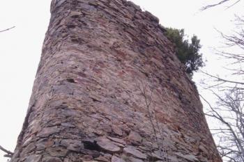 Jižní bašta je protažena do jakéhosi břitu, níže vidět její skarpovité základy (© Jan Večeřa, 03/2015)