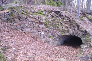 Částečně zasutá vstupní šíje nové zástavby jádra (na severní straně) (© Jan Večeřa, 03/2015)