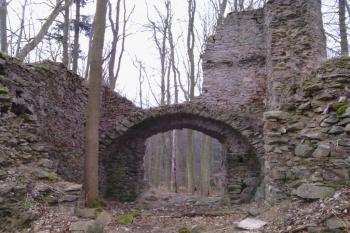 Starší brána umístěná v rozměrné branské věži, pohled zevnitř (levá špaleta brány se rozšiřuje, pravá je kupodivu přímá, pokud tedy nejde o výsledek novodobých úprav) (© Jan Večeřa, 03/2015)