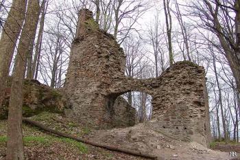 Zachovaná část brány jádra hradu ( © Roman Řezáč 04/2005)