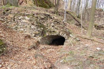 Polozasypaná vstupní šíje ( © Roman Řezáč 04/2005)