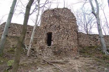 Zachovaná bašta v čele hradu ( © Roman Řezáč 04/2005)
