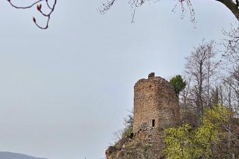 pohled na nárožní baštu z přístupové šíje (© Jan P. Štěpánek  04/2024)