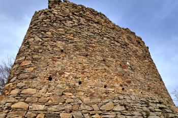 boční fronta nárožní bašty nad svahem přehrady (© Jan P. Štěpánek  04/2024)