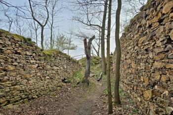 interiér protáhlé budovy nad skálou k přehradě (© Jan P. Štěpánek  04/2024)