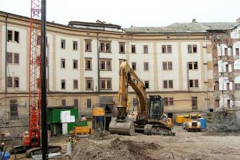 Východní stěna kasáren, pohled od jihu ( © Petr Turyna 08/2005)