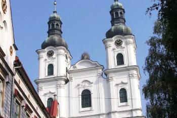 čelní pohled na dvouvěžové průčelí ( © Jan P. Štěpánek 09/2005)