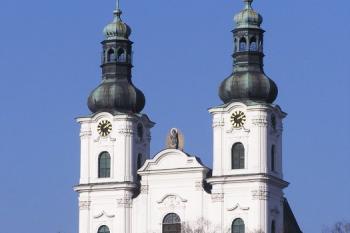 Pohled na basiliku z centra Frýdku (© Jan P. Štěpánek, 02/2007)
