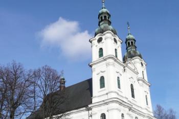 celkový pohled na dvouvěžové průčelí basiliky z Lískovecké ulice ( © Jan P. Štěpánek 03/2009)