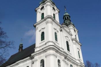 barokní dvouvěžové průčelí basiliky minor Panny Marie ( © Jan P. Štěpánek 04/2009)