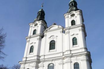 dvouvěžové průčelí basiliky minor ( © Jan P. Štěpánek 04/2009)