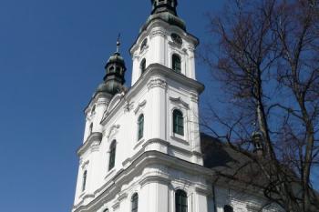 dvojvěžové vstupní průčelí basiliky minor ( © Jan P. Štěpánek 04/2009)