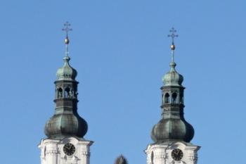 dvoj věžové barokní průčelí basiliky Panny Marie z Podzámeckého parku ( © Jan P. Štěpánek 04/2010)