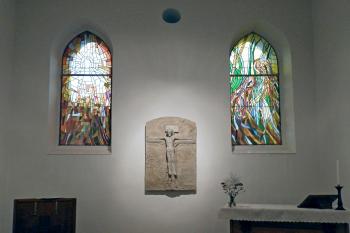 Hlavní oltář s reliéfem Ukřižování od F. Bílka (© Johannes Cladis, 05/2014)