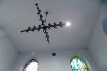 Lustr ve tvaru kříže (© Johannes Cladis, 05/2014)