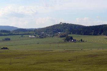 Krajina v okolí (vrch s kaplí uprostřed) (© Jiří Cukr, 10/2009)