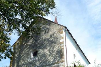 Od západu, z příkopu domnělého hrádku (© Jiří Cukr, 10/2009)