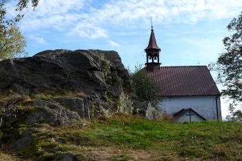 Vrcholová skála a kaple (© Jiří Cukr, 10/2009)