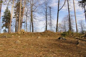 vystupující masiv valu  od západu ( © Jan P. Štěpánek 02/2008)
