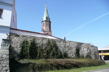 část úseku  městské hradby za farou a kostelem sv. Jana Křtitele ( © Jan P. Štěpánek 04/2009)