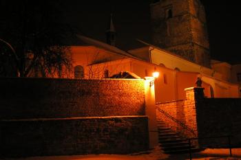 zachovalý úsek hradby se schůdky od farního kostela do bývalých předměstí ( © Jan P. Štěpánek 12/2009)