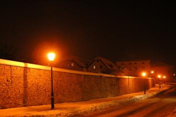 novodobá a nepovedená kopie zbořené hradby u Kauflandu ( © Jan P. Štěpánek 01/2010)