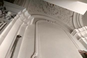 interiér zámecké kaple zasažený betonovou vestavbou  (© Jan P. Štěpánek 09/2017)